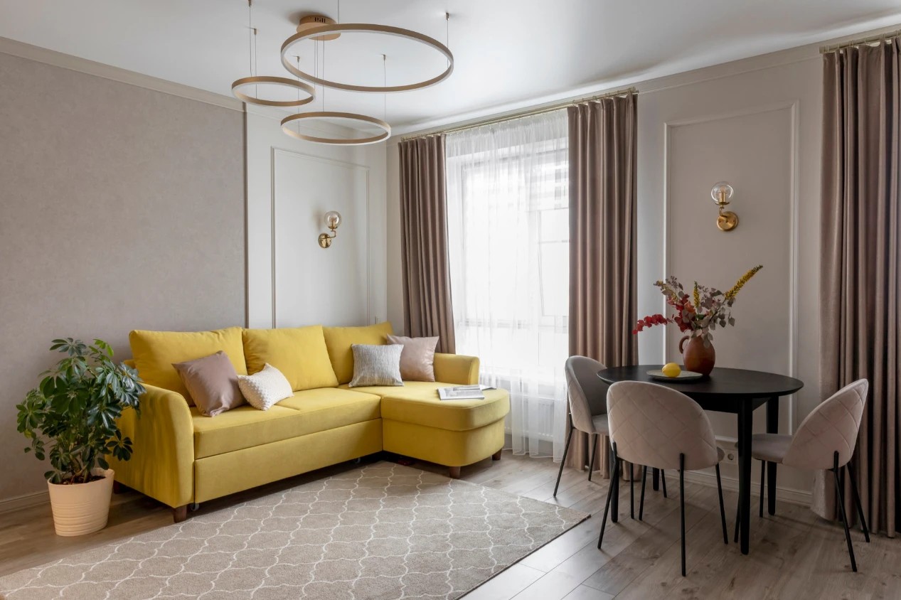 Двухкомнатная квартира с большой кухней и яркими акцентами
