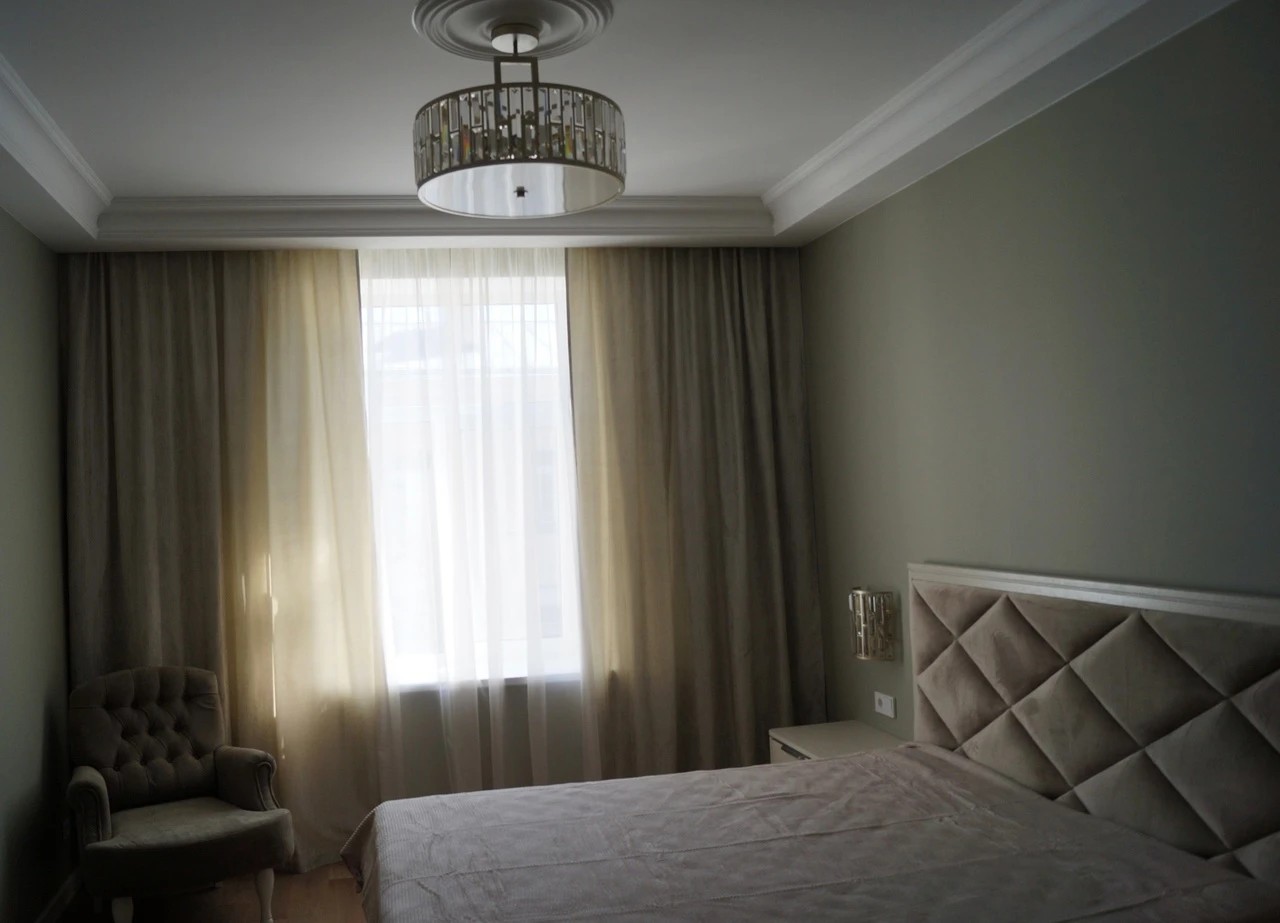 Спальня с гардеробной комнатой .