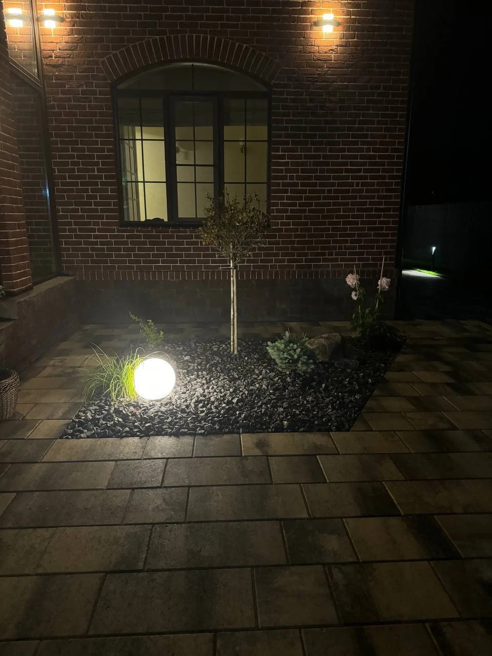 Свет в саду